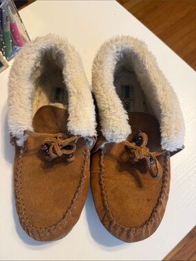 Minnetonka Cream Faux Fur Lined Slip-On